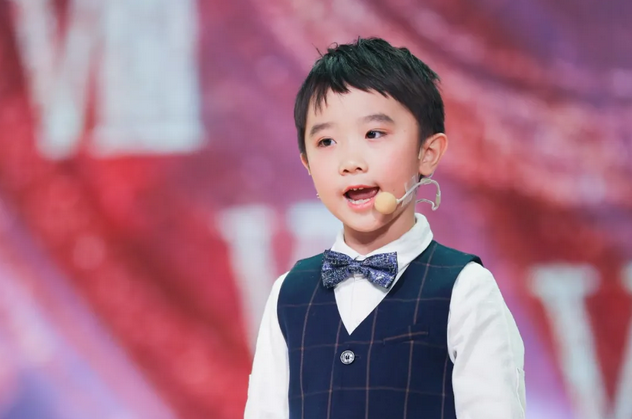 两个黄鹂小学员们在表演节目