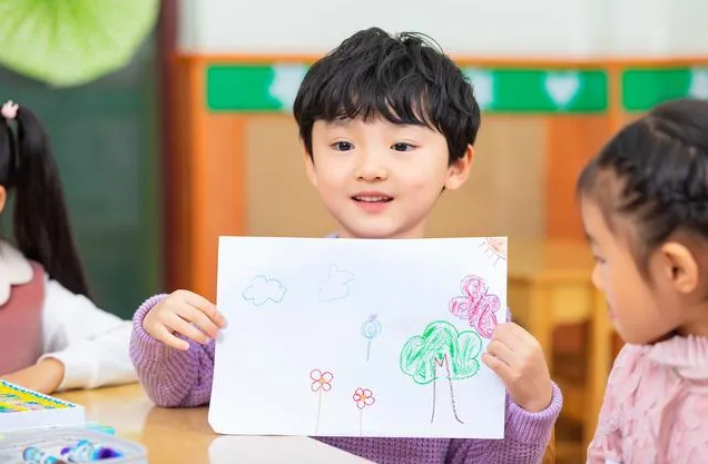 两个黄鹂小学员作画