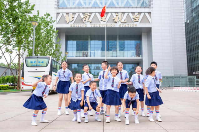 两个黄鹂小学员在北京电视台前合影