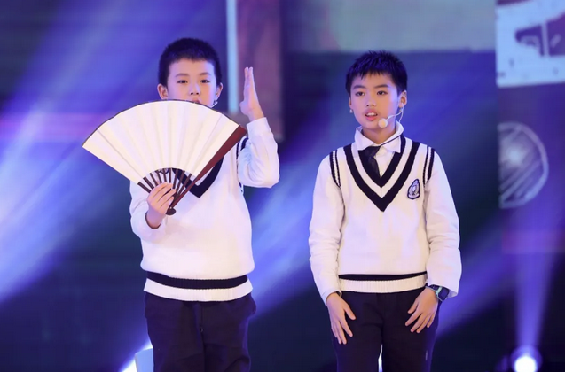 两个黄鹂小学员们在表演节目
