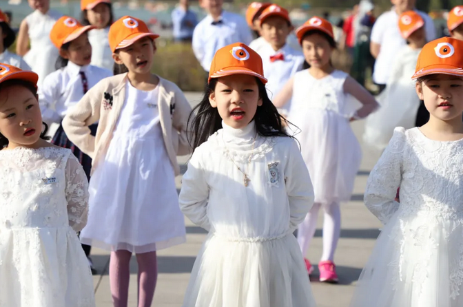 两个黄鹂的小学员们