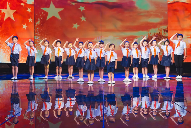 两个黄鹂的小学员们在表演节目