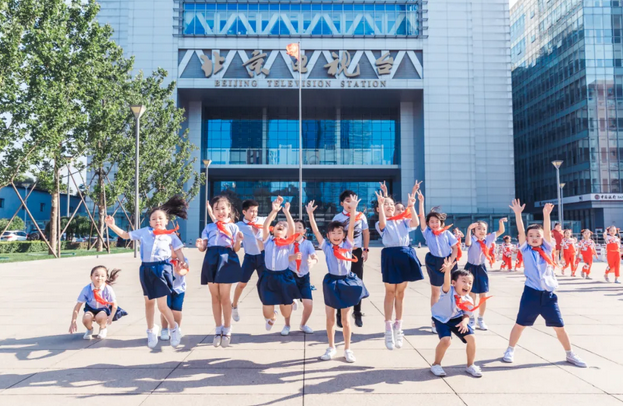 两个黄鹂小学员们合影