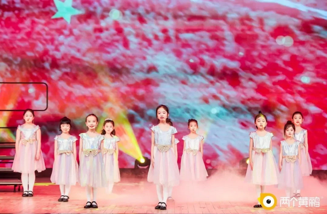 两个黄鹂小学员参加舞台表演