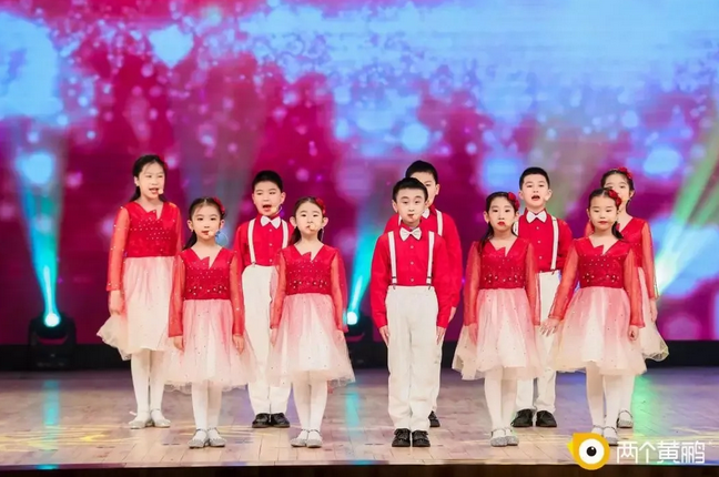 两个黄鹂小学员们参加表演