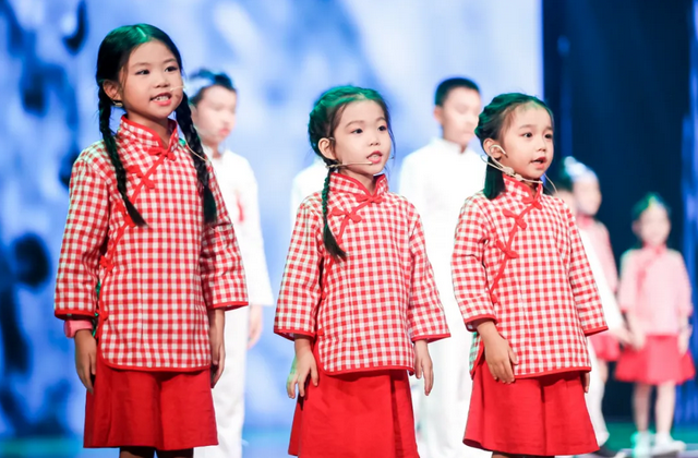 两个黄鹂的小学员们参加表演