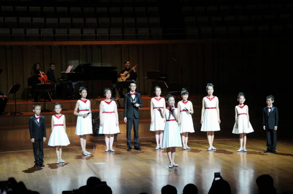 两个黄鹂的小学员们参加表演