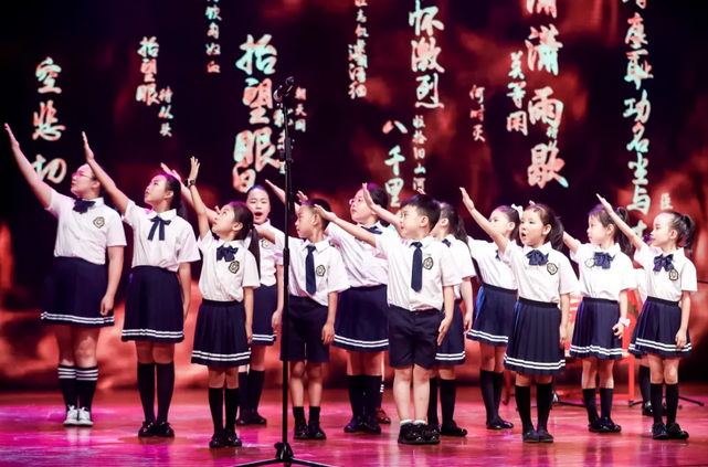 两个黄鹂的小学员们参加表演