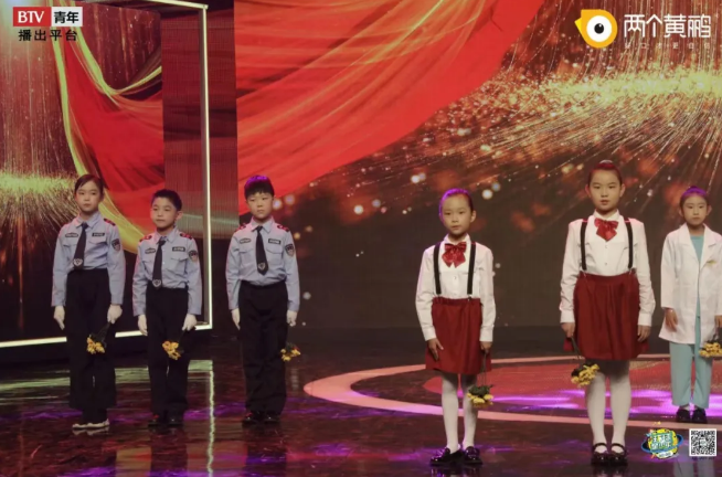 两个黄鹂小学员表演节目