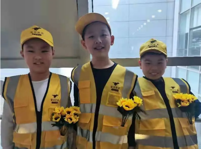 两个黄鹂小学员后台合影