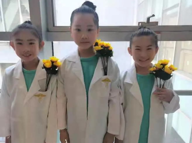 两个黄鹂小学员后台合影