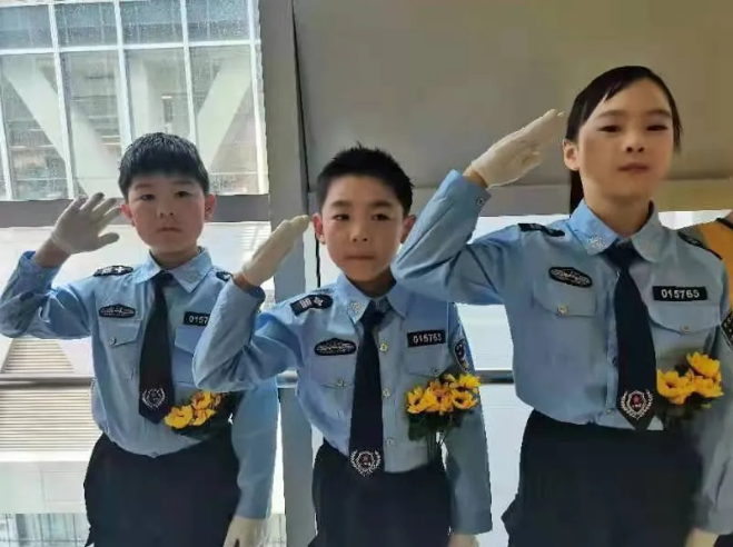 两个黄鹂小学员后台合影