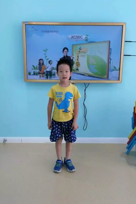 两个黄鹂的小学员