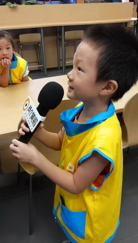 两个黄鹂的小学员