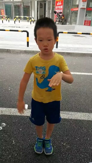 两个黄鹂的小学员