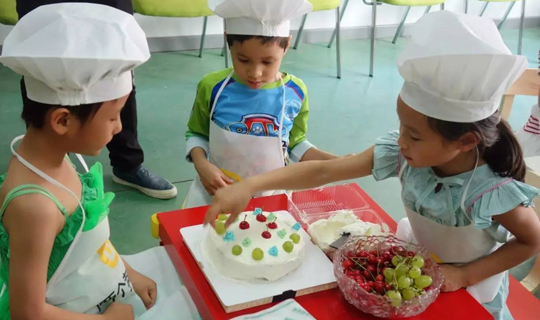 与两个黄鹂一起过生日，孩子们DIY蛋糕好开心